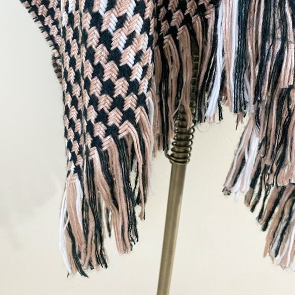 Vince Camuto Tan/Black Knit Sweater/Poncho One Size Patterned Fringe Detail EUC - Picture 4 of 8